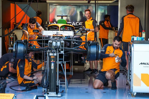 McLaren F1 Team, ambiance mechanics at work in the garage, box, during the Formula 1 Heineken Dutch Grand Prix 2022, 15th round of the 2022 FIA Formula One World Championship, WM, Weltmeisterschaft from September 2 to 4, 2022 on the Zandvoort Circuit, in Netherlands, Belgium - F1 - DUTCH GRAND PRIX 2022 DPPI Panoramic  20220901_G00D8509