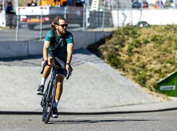 ZANDVOORT - Sebastian Vettel (Aston Martin) arrives cycling at Zandvoort circuit in the run-up to the F1 Grand Prix of the Netherlands. REMKO DE WAAL F1 Grand Prix of The Netherlands - Previews 2022 xVIxANPxSportx xxANPxIVx