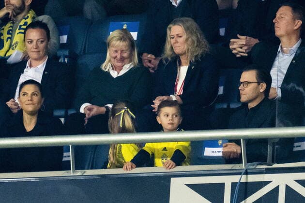 Kronprinsessan Victoria, prinsessan Estelle, prins Oscar och prins Daniel pa läktaren under VM-kvalmatchen i grupp B mellan Sverige och Kosovo pa Friends arena Stockholm Sverige SPO x2512x