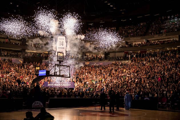 FIBA EUROBASKET, Trikotzeremonie Dirk Nowitzki; 01.09.2022 Das Trikot mit der Nummer 14 wird mit Feuerwerk an die Hallendecke gezogen FIBA EUROBASKET, Trikotzeremonie Dirk Nowitzki, Koeln, LANXESSarena Copyright: xBEAUTIFULxSPORTS Wunderlx