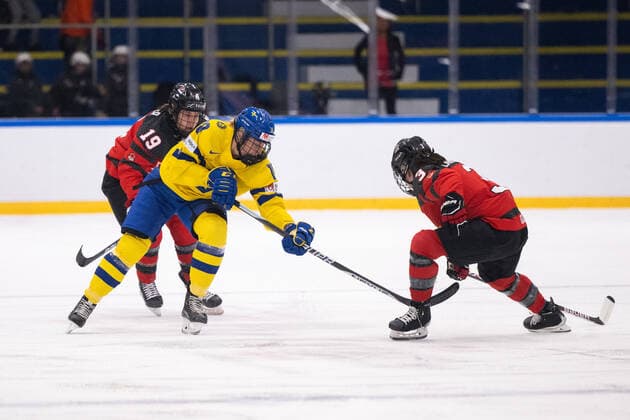 220901 Jenny Antonsson of Sweden and Brianne Jenner of Canada during the 2022 IIHF Women s World Championship, WM, Weltmeisterschaft quarterfinal game between Canada and Sweden on September 1, 2022 in Herning. Photo: Johanna Lundberg BILDBYRAN kod JL JL0299 bbeng ishockey Ice hockey, Eishockey vm dam 2022 iihf womens world championship dam vm ishockey vm sverige sweden canada kanada quarterfinal kvartsfinal Copyright: JOHANNAxLUNDBERG BB220901JL059