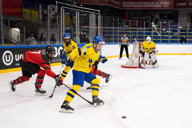 220901 Laura Stacey of Canada and Ebba Berglund of Sweden during the 2022 IIHF Women s World Championship, WM, Weltmeisterschaft quarterfinal game between Canada and Sweden on September 1, 2022 in Herning. Photo: Johanna Lundberg BILDBYRAN kod JL JL0299 bbeng ishockey Ice hockey, Eishockey vm dam 2022 iihf womens world championship dam vm ishockey vm sverige sweden canada kanada quarterfinal kvartsfinal Copyright: JOHANNAxLUNDBERG BB220901JL061