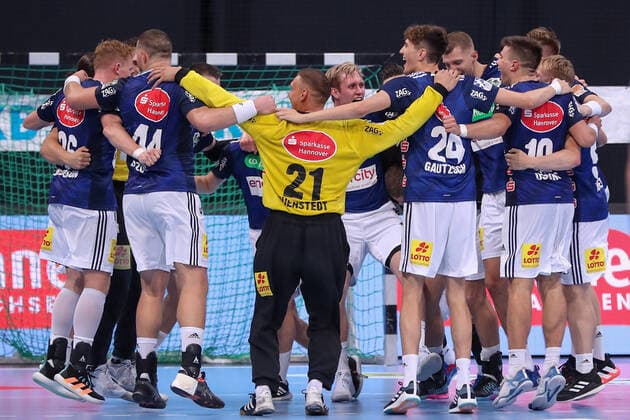 Sport Themen der Woche KW35 Sport Bilder des Tages 01.09.2022, xgox, Handball, Liqui Moly HBL, TSV Hannover Burgdorf - SC DHfK Leipzig emspor v.l. Hannover Jubel ueber den Sieg, Jubel nach Spielende Hannover *** 01 09 2022, xgox, handball, Liqui Moly HBL, TSV Hannover Burgdorf SC DHfK Leipzig emspor v l Hannover jubilation over the victory, jubilation after the end of the game Hannover