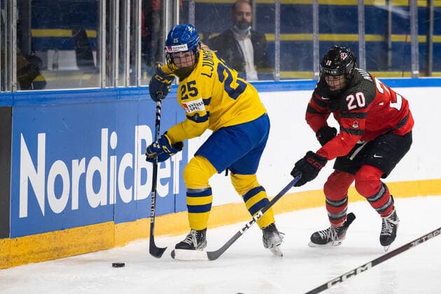 220901 Lina Ljungblom of Sweden and Sarah Nurse of Canada during the 2022 IIHF Women s World Championship, WM, Weltmeisterschaft quarterfinal game between Canada and Sweden on September 1, 2022 in Herning. Photo: Johanna Lundberg BILDBYRAN kod JL JL0299 bbeng ishockey Ice hockey, Eishockey vm dam 2022 iihf womens world championship dam vm ishockey vm sverige sweden canada kanada quarterfinal kvartsfinal Copyright: JOHANNAxLUNDBERG BB220901JL088