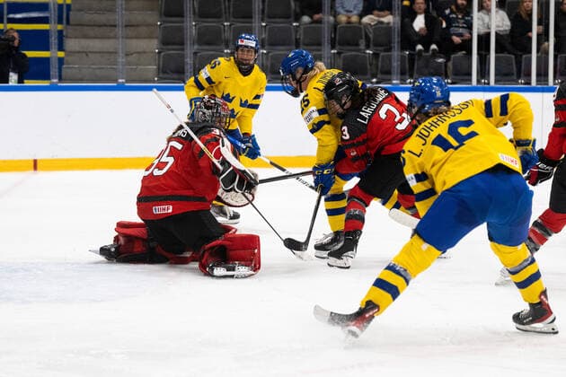 220901 Lina Ljungblom of Sweden and goaltender Ann-Renee Desbiens of Canada during the 2022 IIHF Women s World Championship, WM, Weltmeisterschaft quarterfinal game between Canada and Sweden on September 1, 2022 in Herning. Photo: Johanna Lundberg BILDBYRAN kod JL JL0299 bbeng ishockey Ice hockey, Eishockey vm dam 2022 iihf womens world championship dam vm ishockey vm sverige sweden canada kanada quarterfinal kvartsfinal Copyright: JOHANNAxLUNDBERG BB220901JL091