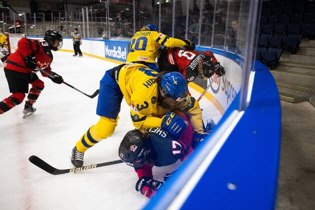 220901 Anna Kjellbin of Sweden and Ella Shelton of Canada during the 2022 IIHF Women s World Championship, WM, Weltmeisterschaft quarterfinal game between Canada and Sweden on September 1, 2022 in Herning. Photo: Johanna Lundberg BILDBYRAN kod JL JL0299 bbeng ishockey Ice hockey, Eishockey vm dam 2022 iihf womens world championship dam vm ishockey vm sverige sweden canada kanada quarterfinal kvartsfinal Copyright: JOHANNAxLUNDBERG BB220901JL095