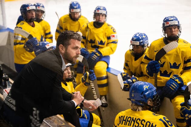 220901 Ulf Lundberg, head coach of Sweden during the 2022 IIHF Women s World Championship, WM, Weltmeisterschaft quarterfinal game between Canada and Sweden on September 1, 2022 in Herning. Photo: Johanna Lundberg BILDBYRAN kod JL JL0299 bbeng ishockey Ice hockey, Eishockey vm dam 2022 iihf womens world championship dam vm ishockey vm sverige sweden canada kanada quarterfinal kvartsfinal Copyright: JOHANNAxLUNDBERG BB220901JL097