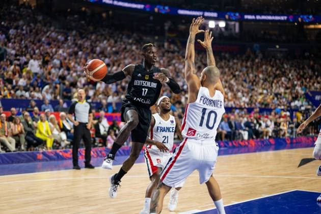 Basketball Köln 01.09.2022 Eurobasket 2022 Vorrunde Frankreich (FRA) - Deutschland (GER) Dennis Schröder Schroeder (Deutschland, No.17) Schröder Schroder Evan Fournier (Frankreich, No.10)