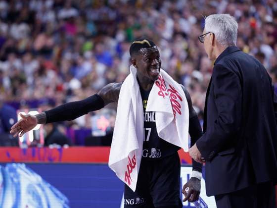 01.09.2022, France vs. Germany, FIBA EuroBasket 2022, Germany, Koeln, Lanxess-Arena, Im Bild: v.li. Dennis Schroeder (GER, 17) und Head-Coach Gordon Herbert (GER) Copyright: HMBxMedia xHeikoxBecker