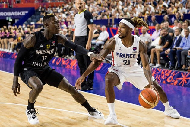 Bilder des Jahres 2022, Sport 09 September Sport Themen der Woche KW35 Sport Bilder des Tages FIBA EUROBASKET, Frankreich - Deutschland; 01.09.2022 Dennis Schroeder 17 (Deutschland), Andrew Albicy 21 (Frankreich) FIBA EUROBASKET, Frankreich - Deutschland, Koeln, LANXESSarena *** FIBA EUROBASKET, France Germany 01 09 2022 Dennis Schroeder 17 Germany , Andrew Albicy 21 France FIBA EUROBASKET, France Germany, Cologne, LANXESSarena Copyright: xBEAUTIFULxSPORTS Wunderlx