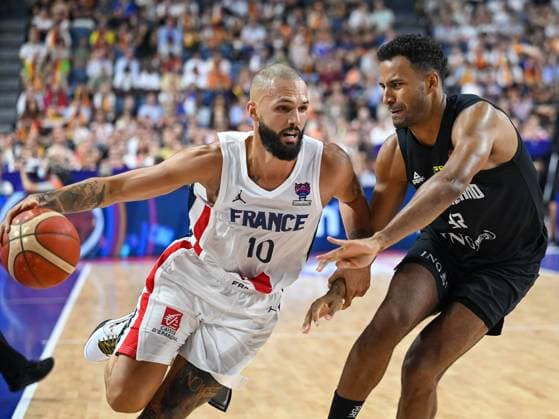 Evan Fournier (Team France, 10) gegen Johannes Thiemann (Team Germany, 32). Frankreich vs. Deutschland, Basketball, Europameisterschaft 2022, Gruppenphase, Gruppe B, Spiel B 1, 01.09.2022 Frankreich vs. Deutschland, Basketball, Europameisterschaft 2022, Gruppenphase, Gruppe B, Spiel B 1, 01.09.2022 Koeln Copyright: xThomasxHaeslerx EP_EER