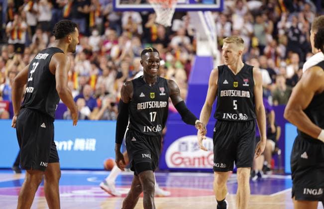 Johannes Thiemann, Dennis Schröder, Niels Giffey Deutschland vs. Frankreich - Basketball Europameisterschaft 2022 , Vorrunde in Köln