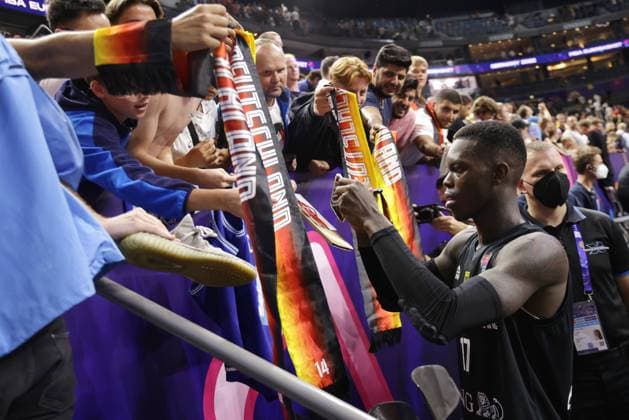 Dennis Schröder gibt Fans Autogramme nach dem Spiel Deutschland vs. Frankreich - Basketball Europameisterschaft 2022 , Vorrunde in Köln