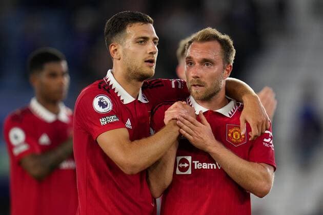 Sport Themen der Woche KW35 Sport Bilder des Tages Mandatory Credit: Photo by Joe Toth Shutterstock (13357326ai) Diogo Dalot of Manchester United, ManU (20) and Christian Eriksen of Manchester United (14) celebrate at full-time. Leicester City v Manchester United, Premier League, Football, King Power Stadium, Leicester, UK - 01 Sep 2022 EDITORIAL USE ONLY No use with unauthorised audio, video, data, fixture lists, club league logos or live services. Online in-match use limited to 120 images, no video emulation. No use in betting, games or single club league player publications. Leicester City v Manchester United, Premier League, Football, King Power Stadium, Leicester, UK - 01 Sep 2022 EDITORIAL USE ONLY No use with unauthorised audio, video, data, fixture lists, club league logos or live services. Online in-match use limited to 120 images, no video emulation. No use in betting, games or single club league player publications.  Copyright: xJoexToth Shutterstockx 13357326ai