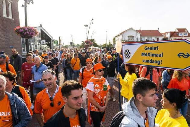 ZANDVOORT - Visitors on their way to the Zandvoort circuit where the F1 Grand Prix of the Netherlands will be held this weekend. ANP JEROEN JUMELET xVIxANPxSportx xxANPxIVx