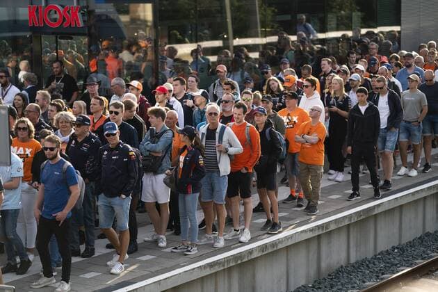 ZANDVOORT - Visitors on their way to the Zandvoort circuit where the F1 Grand Prix of the Netherlands will be held this weekend. ANP JEROEN JUMELET xVIxANPxSportx xxANPxIVx
