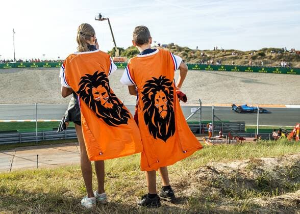ZANDVOORT - Fans arrive at the track for the 1st free practice session ahead of the F1 Grand Prix of the Netherlands at Circuit van Zandvoort on September 2, 2022 in Zandvoort, Netherlands. REMKO DE WAAL F1 Grand Prix of The Netherlands - Practice 1 2022 xVIxANPxSportx xxANPxIVx