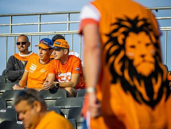 ZANDVOORT - Fans arrive at the track for the 1st free practice session ahead of the F1 Grand Prix of the Netherlands at Circuit van Zandvoort on September 2, 2022 in Zandvoort, Netherlands. REMKO DE WAAL F1 Grand Prix of The Netherlands - Practice 1 2022 xVIxANPxSportx xxANPxIVx