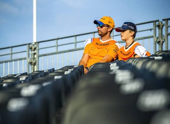 ZANDVOORT - Fans arrive at the track for the 1st free practice session ahead of the F1 Grand Prix of the Netherlands at Circuit van Zandvoort on September 2, 2022 in Zandvoort, Netherlands. REMKO DE WAAL F1 Grand Prix of The Netherlands - Practice 1 2022 xVIxANPxSportx xxANPxIVx