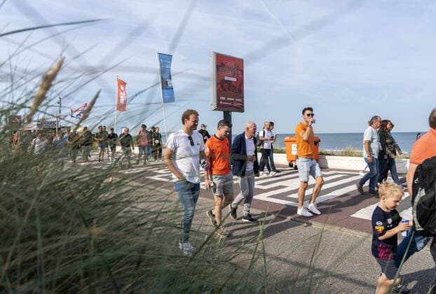 ZANDVOORT - Visitors on their way to the Zandvoort circuit where the F1 Grand Prix of the Netherlands will be held this weekend. ANP JEROEN JUMELET xVIxANPxSportx xxANPxIVx