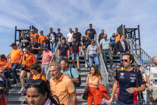 ZANDVOORT - Visitors on their way to the Zandvoort circuit where the F1 Grand Prix of the Netherlands will be held this weekend. ANP JEROEN JUMELET xVIxANPxSportx xxANPxIVx