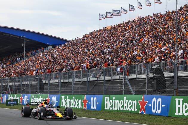 01 VERSTAPPEN Max (nld), Red Bull Racing RB18, action during the Formula 1 Heineken Dutch Grand Prix 2022, 15th round of the 2022 FIA Formula One World Championship, WM, Weltmeisterschaft from September 2 to 4, 2022 on the Zandvoort Circuit, in Netherlands, Belgium - F1 - DUTCH GRAND PRIX 2022 DPPI Panoramic  00122035_G00D9563.JPG_