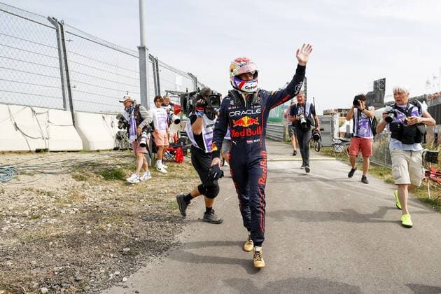 ZANDVOORT - Max Verstappen (Oracle Red Bull Racing) is walking back after coming to a standstill during the 1st free practice session ahead of the F1 Grand Prix of the Netherlands at Circuit van Zandvoort on September 2, 2022 in Zandvoort, Netherlands. ANP SEM VAN DER WAL F1 Grand Prix of The Netherlands - Practice 1 2022 xVIxANPxSportx xxANPxIVx