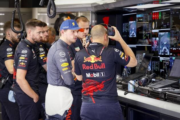 ZANDVOORT - Max Verstappen (Oracle Red Bull Racing) in the paddock after coming to a standstill during the 1st free practice session ahead of the F1 Grand Prix of the Netherlands at Circuit van Zandvoort on September 2, 2022 in Zandvoort, Netherlands. KOEN VAN WEEL F1 Grand Prix of The Netherlands - Practice 1 2022 xVIxANPxSportx xxANPxIVx