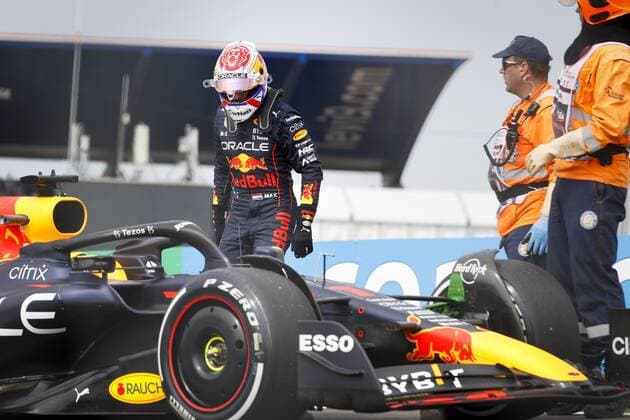 ZANDVOORT - Max Verstappen (Oracle Red Bull Racing) next to his car after stalling during the 1st free practice session ahead of the F1 Grand Prix of the Netherlands at Circuit van Zandvoort on September 2, 2022 in Zandvoort, Netherlands. ANP SEM VAN DER WAL F1 Grand Prix of The Netherlands - Practice 1 2022 xVIxANPxSportx xxANPxIVx