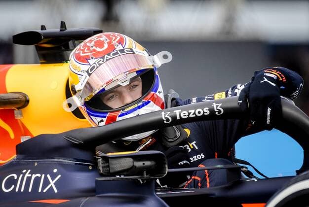 ZANDVOORT - Max Verstappen (1) driving the Oracle Red Bull Racing RB18 Honda came to a halt during the 1st free practice session prior to the F1 Grand Prix of the Netherlands at Circuit van Zandvoort on September 2, 2022 in Zandvoort, Netherlands. ANP SEM VAN DER WAL F1 Grand Prix of The Netherlands - Practice 1 2022 xVIxANPxSportx xxANPxIVx