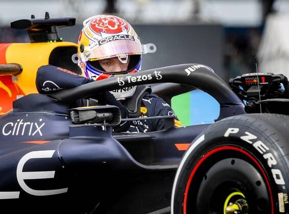 ZANDVOORT - Max Verstappen (1) driving the Oracle Red Bull Racing RB18 Honda came to a halt during the 1st free practice session prior to the F1 Grand Prix of the Netherlands at Circuit van Zandvoort on September 2, 2022 in Zandvoort, Netherlands. ANP SEM VAN DER WAL F1 Grand Prix of The Netherlands - Practice 1 2022 xVIxANPxSportx xxANPxIVx