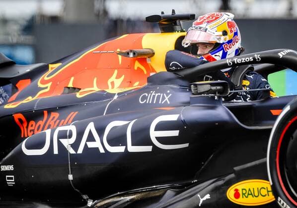 ZANDVOORT - Max Verstappen (1) driving the Oracle Red Bull Racing RB18 Honda came to a halt during the 1st free practice session prior to the F1 Grand Prix of the Netherlands at Circuit van Zandvoort on September 2, 2022 in Zandvoort, Netherlands. ANP SEM VAN DER WAL F1 Grand Prix of The Netherlands - Practice 1 2022 xVIxANPxSportx xxANPxIVx