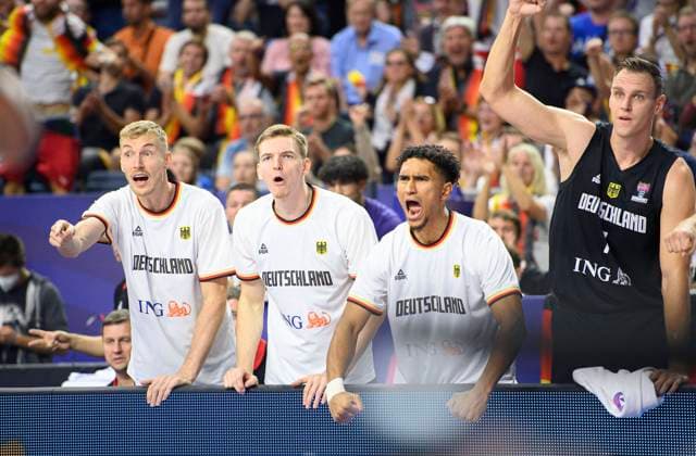 v.l. Niels GIFFEY (GER), Justus HOLLATZ (GER), Maodo LO (GER), Johannes VOIGTMANN (GER) feuern Ihr Team an. Frankreich (FRA) - Deutschland (GER) 63:76, Vorrunde Gruppe B, am 01.09.2022 in Koeln. Basketb all Europameisterschaft EuroBasket 2022 in Deutschland, vom 01.09. - 18.09.2022. Â