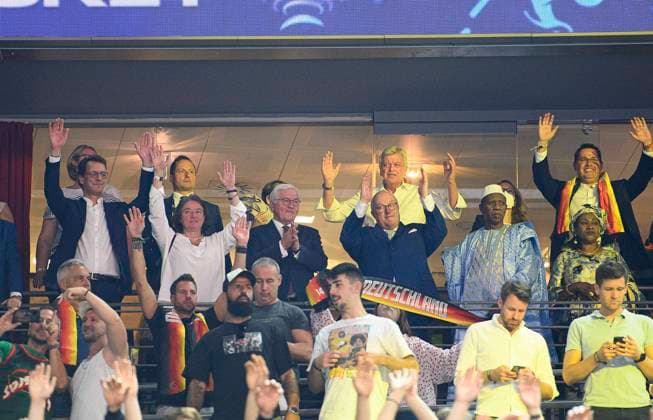 Die Ehrentribuene feiert mit: v.r. Hamane NIANG (FIBA Praesident, President), Volker BOUFFIER (ehemaliger Ministerpraesident Hessen), Ingo WEIS (GER DBB Praesident), Bundespraesident Frank-Walter STEINMEIER (GER) und Hendrik WUEST l. (Wüst) (CDU NRW Ministerpraesident) mit Ehefrauen, Frankreich (FRA) - Deutschland (GER) 63:76, Vorrunde Gruppe B, am 01.09.2022 in Koeln. Basketb all Europameisterschaft EuroBasket 2022 in Deutschland, vom 01.09. - 18.09.2022. Â