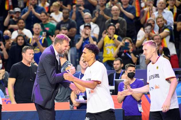Dirk NOWITZKI l. (GER) mit Maodo LO (GER) und Niels GIFFEY r. (GER) Feierlichen Trikot-Zeremonie mit Dirk Nowitzki, Frankreich (FRA) - Deutschland (GER), Vorrunde Gruppe B, am 01.09.2022 in Koeln. Basketball Europameisterschaft EuroBasket 2022 in Deutschland, vom 01.09. - 18.09.2022. Â