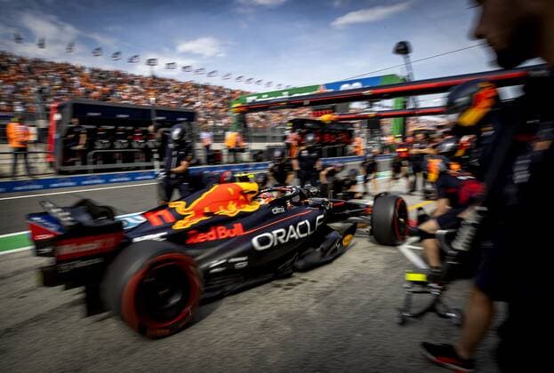 ZANDVOORT - Sergio Perez (11) with the Oracle Red Bull Racing RB18 Honda during the 1st free practice session ahead of the F1 Grand Prix of the Netherlands at Circuit van Zandvoort on September 2, 2022 in Zandvoort, Netherlands. KOEN VAN WEEL F1 Grand Prix of The Netherlands - Practice 1 2022 xVIxANPxSportx xxANPxIVx