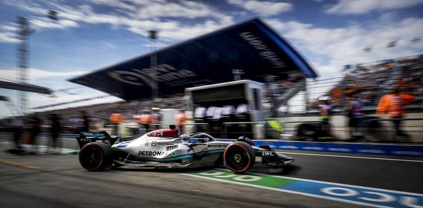 ZANDVOORT - George Russell (63) with the Mercedes W13 during the 1st free practice session ahead of the F1 Grand Prix of the Netherlands at Circuit van Zandvoort on September 2, 2022 in Zandvoort, Netherlands. KOEN VAN WEEL F1 Grand Prix of The Netherlands - Practice 1 2022 xVIxANPxSportx xxANPxIVx