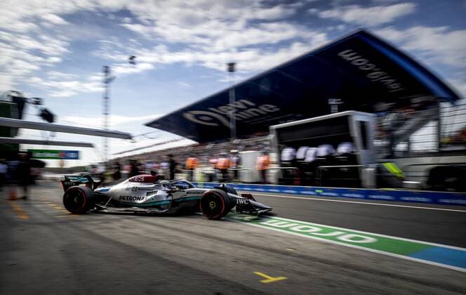 ZANDVOORT - George Russell (63) with the Mercedes W13 during the 1st free practice session ahead of the F1 Grand Prix of the Netherlands at Circuit van Zandvoort on September 2, 2022 in Zandvoort, Netherlands. KOEN VAN WEEL F1 Grand Prix of The Netherlands - Practice 1 2022 xVIxANPxSportx xxANPxIVx