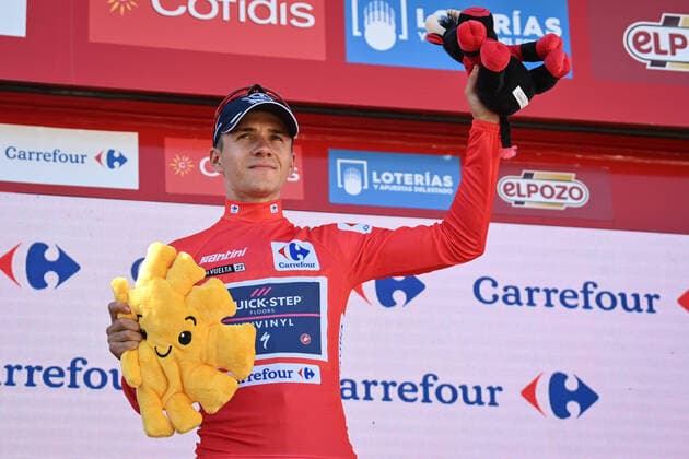 Bilder des Jahres 2022, Sport 09 September Sport Themen der Woche KW35 Sport Bilder des Tages Belgian Remco Evenepoel of Quick-Step Alpha Vinyl celebrates on the podium in the red jersey for leader in the overall ranking after stage 13 of the 2022 edition of the Vuelta a Espana , Tour of Spain cycling race, from Ronda to Montilla (168,4 km), Spain, Friday 02 September 2022. DAVIDxPINTENS  x42256166x