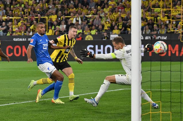Sport Themen der Woche KW35 Sport Bilder des Tages Marco Reus (Borussia Dortmund), re., erzielt gegen Torwart Oliver Baumann (TSG Hoffenheim) das Tor zum 0:1 02.09.2022, Fussball GER, Saison 2022 2023, 1. Bundesliga, 5. Spieltag, Borussia Dortmund - TSG Hoffenheim Dortmund Signal Iduna Park Nordrhein Westfalen Deutschland *** Marco Reus Borussia Dortmund , r , scores against goalkeeper Oliver Baumann TSG Hoffenheim the goal to 0 1 02 09 2022, Football GER, Season 2022 2023, 1 Bundesliga, Matchday 5, Borussia Dortmund TSG Hoffenheim Dortmund Signal Iduna Park Nordrhein Westfalen Germany Team2
