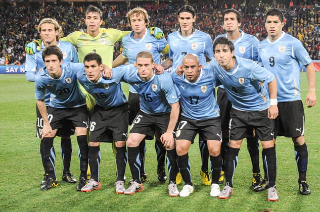 Sandro Pereyra-20100702SP_0199. Diego Forlan, Fernando Muslera, golero; Diego Lugano, capitan; Edinson Cavani, Mauricio Victorino y Luis Suarez. Alvaro Fernandez, Maximiliano Pereira, Diego Perez, Egidio Arevalo Rios y Jorge Fucile. Titulares de Uruguay previo al partido entre Uruguay - Ghana por octavos de final de la Copa Mundial de la FIFA Sudafrica 2010, el 2 de julio de 2010 en el Soccer City Stadium, en Johannesburg. Foto: Sandro Pereyra, La Diaria, Agencia Gamba.- Titulares. Fernando Muslera, golero de Uruguay. Diego Lugano, capitan de Uruguay. Soccer City Stadium.