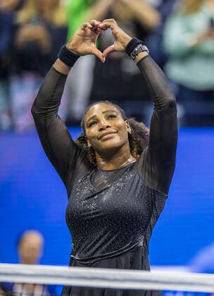 Sport Bilder des Tages September 2, 2022, Flushing Meadows, New York, USA: Serena Williams responds to the cheers of the fans with a heart after losing her match against Ajla Tomljanovic on Day 5 of the 2022 US Open at USTA Billie Jean King National Tennis Center on Friday September 2, 2022 in the Flushing neighborhood of the Queens borough of New York City. Serena Williams announced that she would retire after losing in the U.S. Open. PI Flushing Meadows USA - ZUMAp124 20220902_zaa_p124_075 Copyright: xJAVIERxROJASx