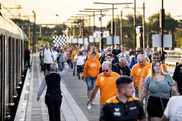 ZANDVOORT - Visitors on their way to the Zandvoort circuit where the F1 Grand Prix of the Netherlands will be held this weekend. ANP RAMON VAN FLYMEN xVIxANPxSportx xxANPxIVx