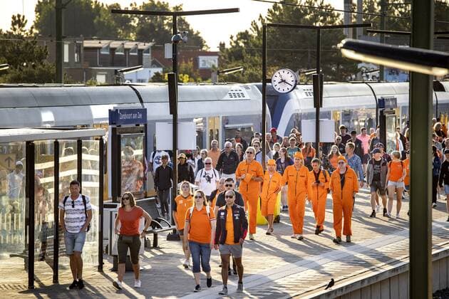 ZANDVOORT - Visitors on their way to the Zandvoort circuit where the F1 Grand Prix of the Netherlands will be held this weekend. ANP RAMON VAN FLYMEN xVIxANPxSportx xxANPxIVx