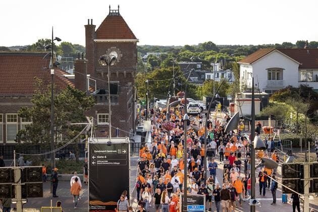 ZANDVOORT - Visitors on their way to the Zandvoort circuit where the F1 Grand Prix of the Netherlands will be held this weekend. ANP RAMON VAN FLYMEN xVIxANPxSportx xxANPxIVx
