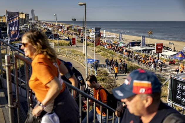 ZANDVOORT - Visitors on their way to the Zandvoort circuit where the F1 Grand Prix of the Netherlands will be held this weekend. ANP RAMON VAN FLYMEN xVIxANPxSportx xxANPxIVx