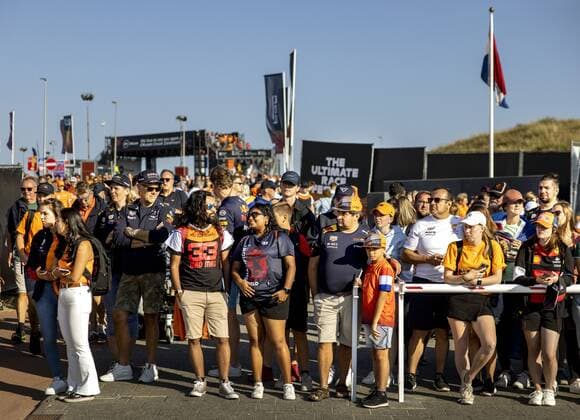 ZANDVOORT - Visitors on their way to the Zandvoort circuit where the F1 Grand Prix of the Netherlands will be held this weekend. ANP RAMON VAN FLYMEN xVIxANPxSportx xxANPxIVx