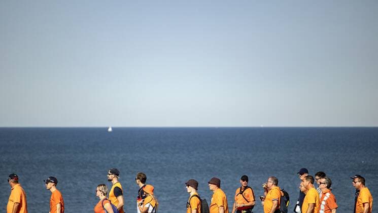 ZANDVOORT - Visitors on their way to the Zandvoort circuit where the F1 Grand Prix of the Netherlands will be held this weekend. ANP RAMON VAN FLYMEN xVIxANPxSportx xxANPxIVx