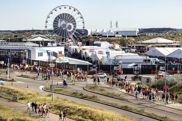 ZANDVOORT - Visitors on their way to the Zandvoort circuit where the F1 Grand Prix of the Netherlands will be held this weekend. ANP RAMON VAN FLYMEN xVIxANPxSportx xxANPxIVx
