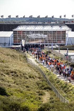 ZANDVOORT - Visitors on their way to the Zandvoort circuit where the F1 Grand Prix of the Netherlands will be held this weekend. ANP RAMON VAN FLYMEN xVIxANPxSportx xxANPxIVx